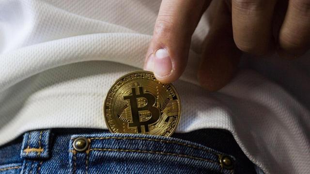 Bitcoin y bolsillo de un pantalón