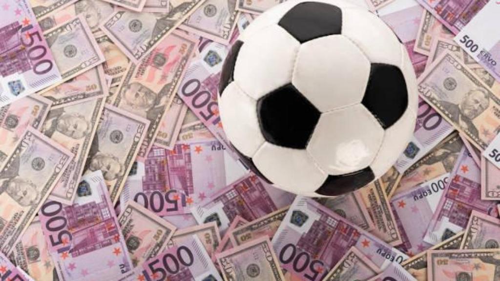 Un balón de futbol sobre billetes de 500 euros.