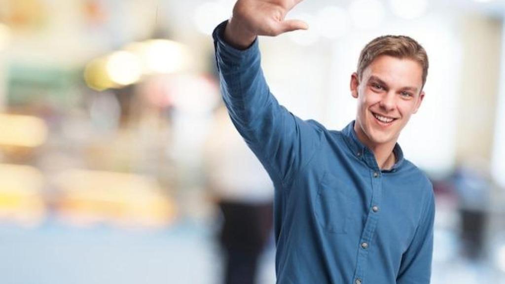 Hombre saludando / Freepik