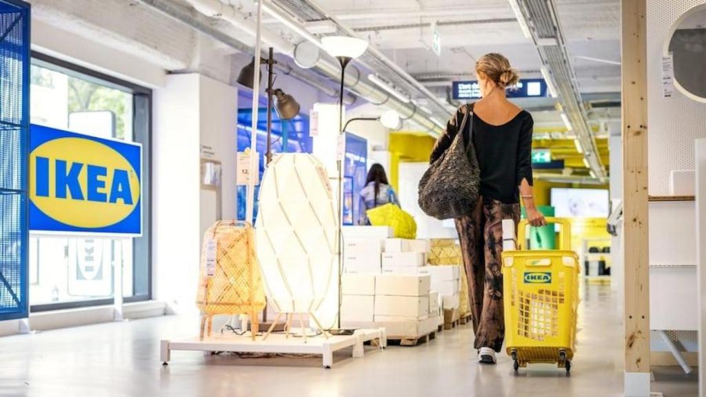 Una clienta pasea por una tienda de Ikea.