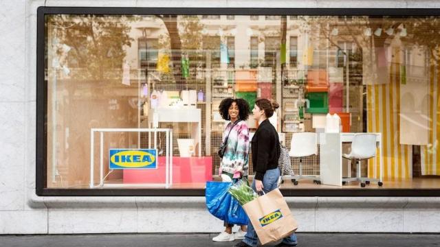 Clientas de Ikea junto a una tienda.