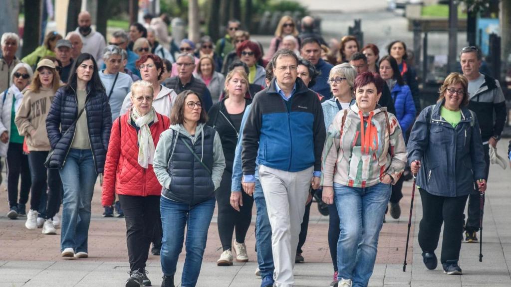 El consejero de Salud del Gobierno Vasco, Alberto Martínez, encabeza la X edición del Paseo Saludable por Getxo a 6 de abril de 2025