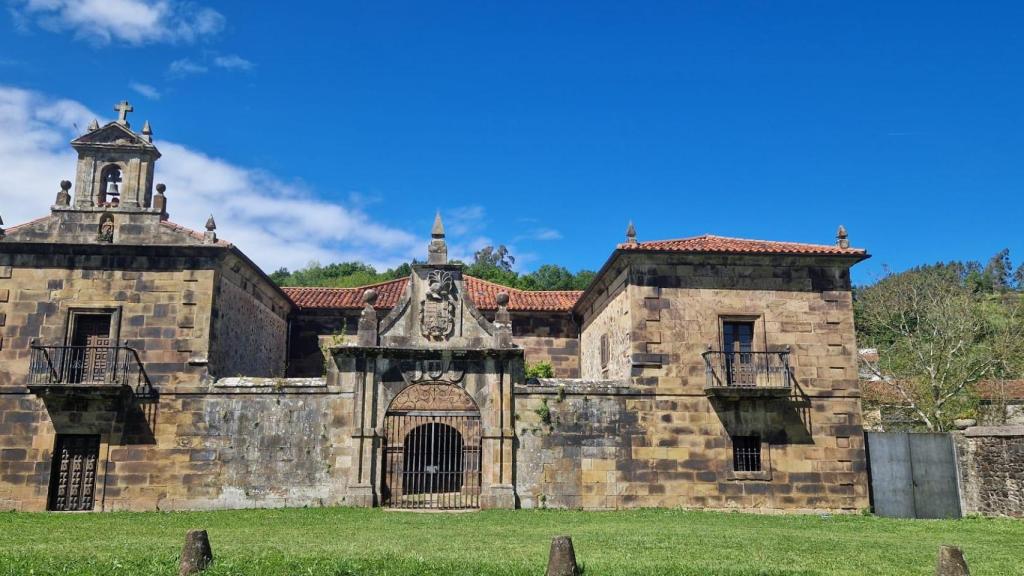 A la vista quedan la capilla, los escudos del Palacio de La Rañada construido sobre los restos de la casa familiar de Juan Cuesta Mercadillo