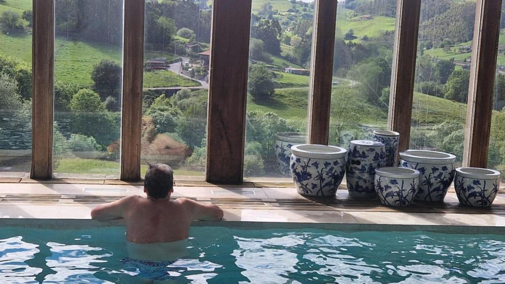 El hotel es un capricho ubicado en el comienzo de los Valles Pasiegos