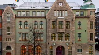 La amplia oferta artística y cultural de Trondheim se ha visto reforzada con la inauguración del Posten Moderne Kunstmuseum, POMO, cuya fachada corona el divertido arco iris de Ugo Rondinone “Or Magic Hour”