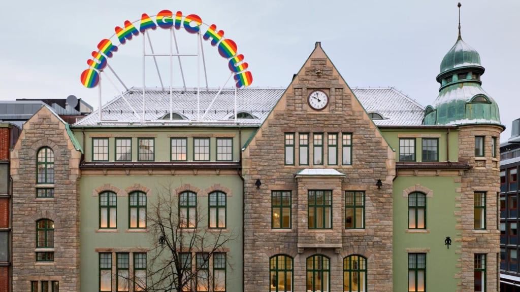 La amplia oferta artística y cultural de Trondheim se ha visto reforzada con la inauguración del Posten Moderne Kunstmuseum, POMO, cuya fachada corona el divertido arco iris de Ugo Rondinone “Or Magic Hour”