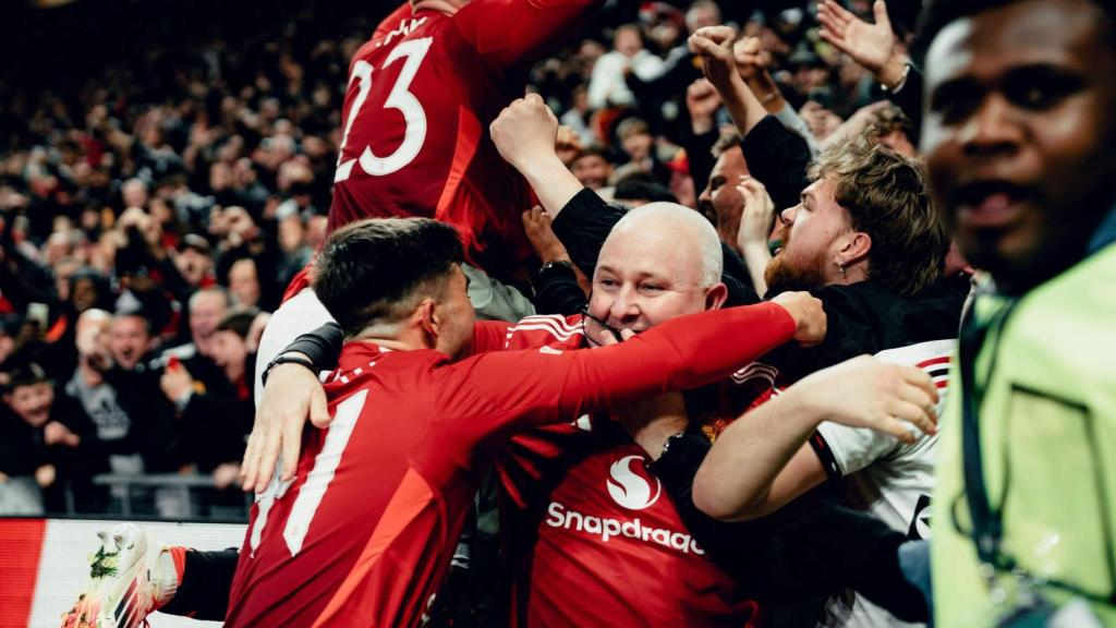 Aficionados del Manchester United celebran un gol con los jugadores / X