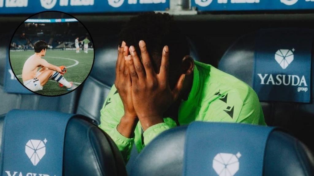 Los jugadores de la Real Sociedad lamentan la derrota sufrida ante el Celta en Anoeta.