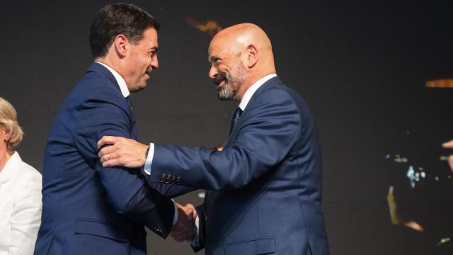 Guillermo Buces, nuevo presidente de Cebek, saluda al lehendakari, Imanol Pradales.