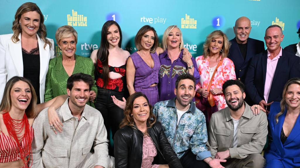 El equipo de ‘La familia de la tele’ durante la fiesta de presentación del nuevo programa de TVE en el emblemático Teatro Eslava de Madrid