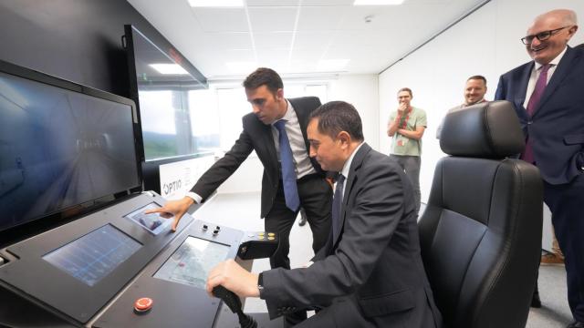 El presidente de BBK, Xabier Sagredo, visita las instalaciones de CAF, una de sus empresas participadas
