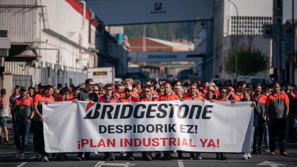 Decenas de personas durante la manifestación de la plantilla de Bridgestone en la jornada de huelga por el ERE