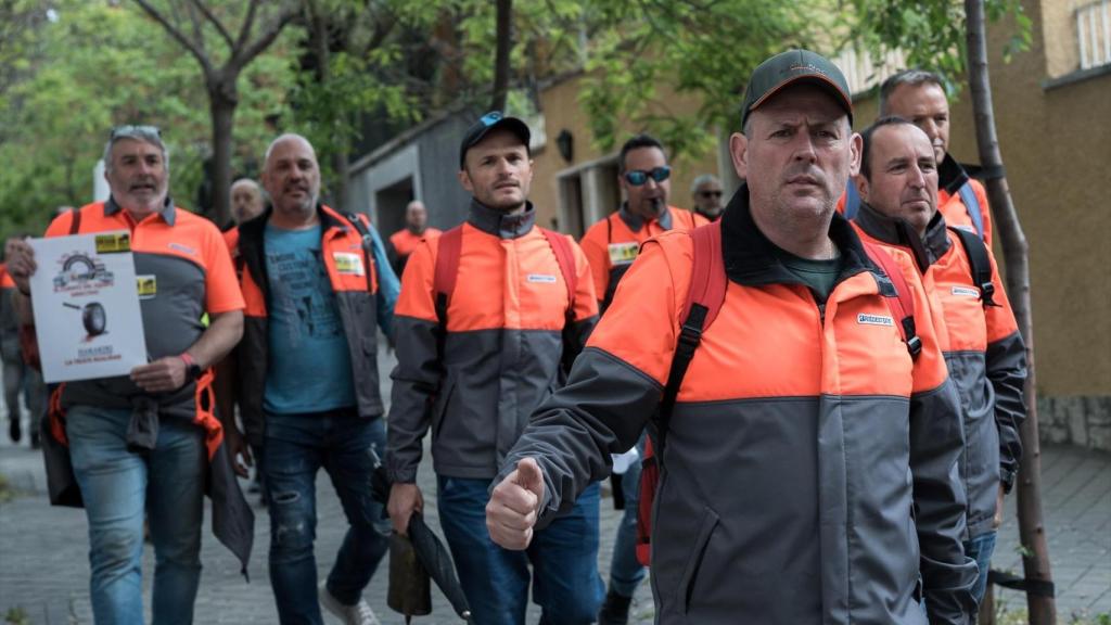 Varios trabajadores de Bridgestone durante una concentración frente a la Embajada de Japón, el pasado 5 de mayo