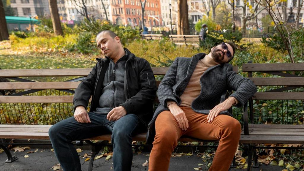 Personas sentadas en un banco / Freepik