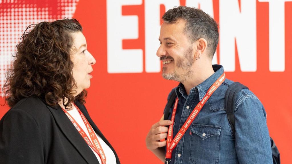 La secretaria general saliente de CCOO Euskadi, Loli García y el nuevo secretario general de CCOO Euskadi, Santi Martínez,