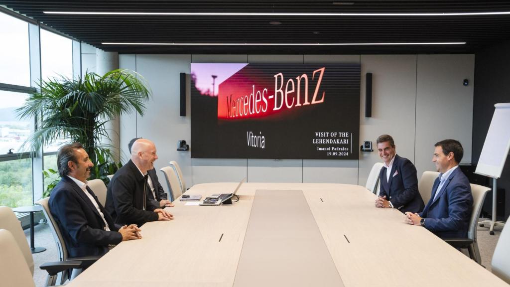 Imanol Pradales y Mikel Jauregi, en una visita a Mercedes Vitoria / Irekia