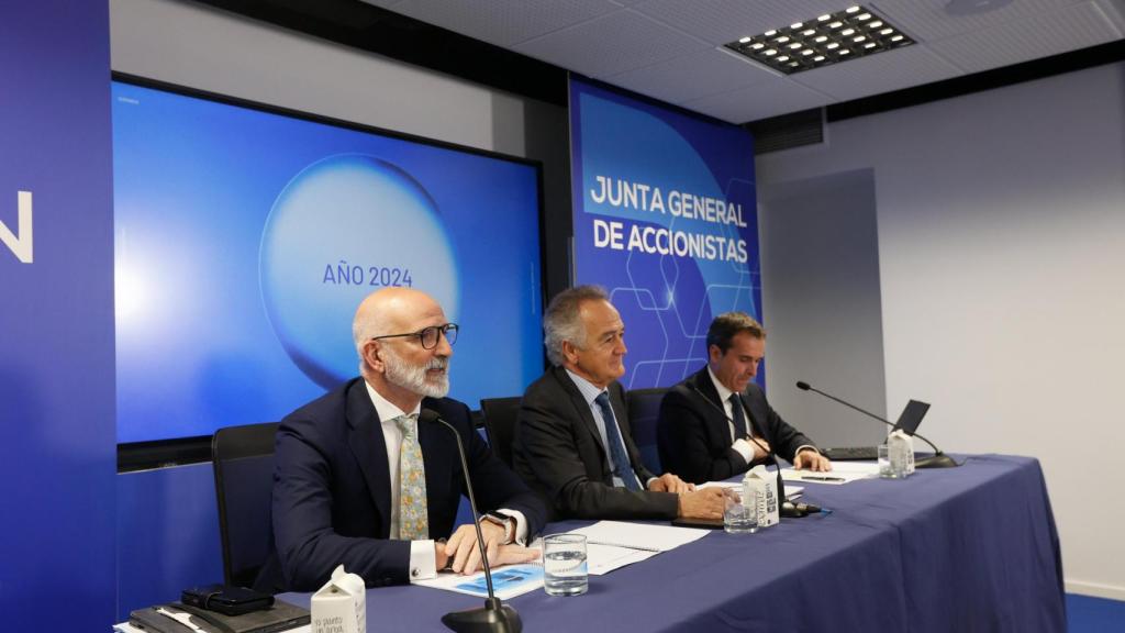 Mikel Barandiaran, CEO de Dominion;  Antón pradera, presidente del consejo de Administración y Yago Barandiaran, director de Cumplimiento y Sostenibilidad