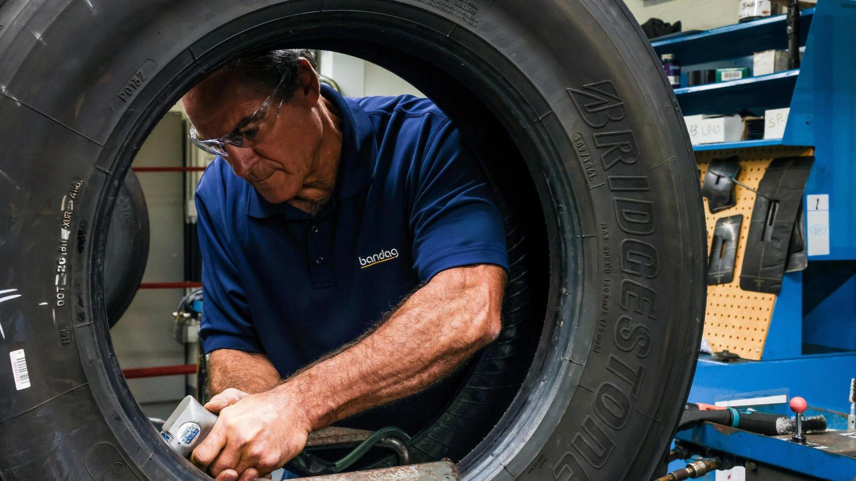 La industria vasca acusa la caída de la exportación de neumático. En la imagen, trabajador de Bridgestone Basauri