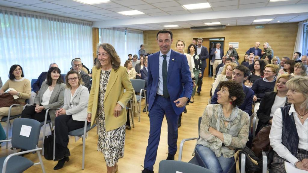 La delegada del Gobierno en el País Vasco, Marisol Garmendia, y el vicelehendakari segundo y consejero de Economía, Trabajo y Empleo, Mikel Torre, momentos antes de presidir este lunes una mesa informativa con responsables de área de Extranjería de Álava, Bizkaia y Gipuzkoa sobre el nuevo reglamento de Extranjería