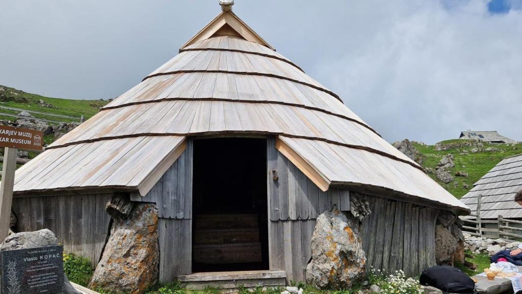 En 1945, Andrej Preskar, decidió recuperar la cabaña incendiada, de ahí que el museo lleve su nombre