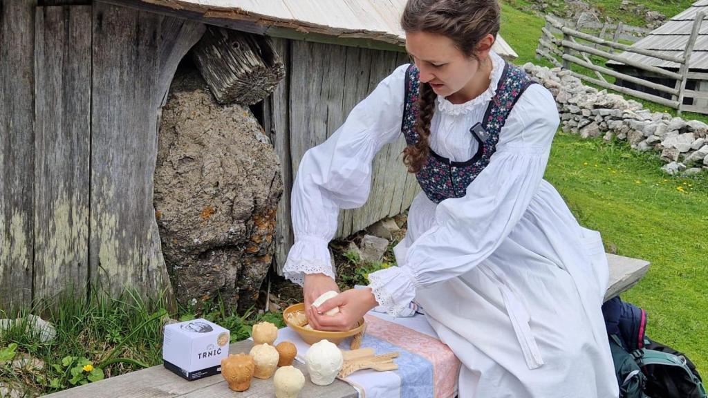 La familia de Sonia Kropivšek lleva décadas elaborando este queso con el que ella ha ganado importantes premios. El queso, que tras dejarse secar durante tiempo se convierte en una roca, se ralla para añadir a las comidas