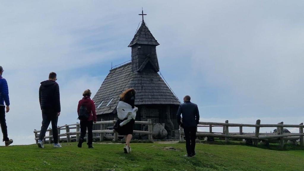 De arquitectura eslovena, ubicada en un alto del poblado, desde la iglesia se ven todas las cabañas y la ruta señalizada para facilitar la visita