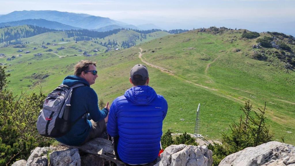Mientras que en los meses de invierno los senderos cubiertos de nieve son pistas para deportes como esquí o snowboard, en verano en los caminos se cruzan senderistas y ciclistas