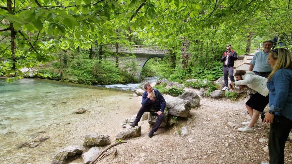 El río tiene una longitud de 33 kilómetros en los que, antes de volcar sus aguas en el Sava, serpentea apareciendo y desapareciendo pero siempre rodeado de las magníficas vistas de los Alpes Kamnik-Savinja