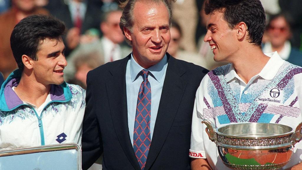 Berasategui (i) junto al rey Juan Carlos I y su rival en la final de Roland Garros, Bruguera (d).