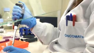 Una científica introduce líquido en una probeta, en el laboratorio del Parque Tecnológico de Zamudio de Bilbao