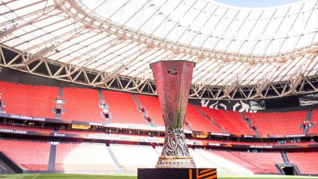 San Mamés con la copa de la UEFA / Bilbao.eus