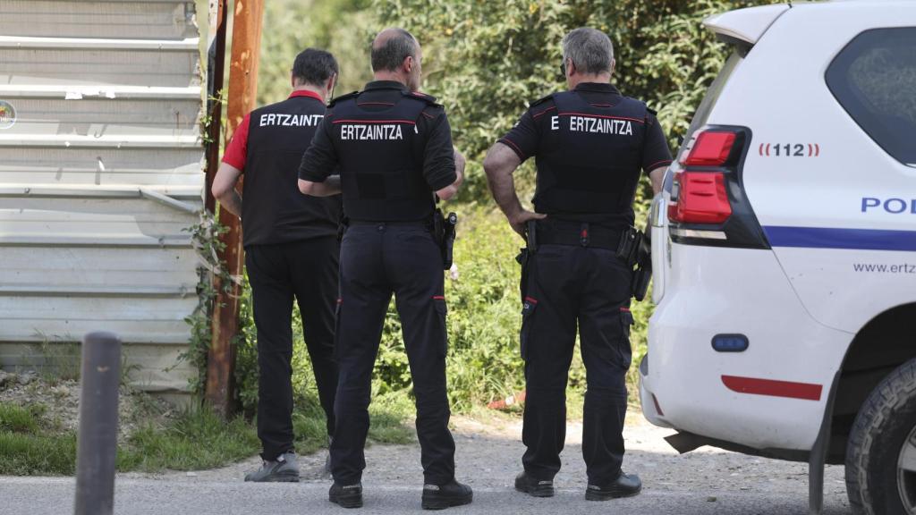 Agentes de investigación de la Ertzaintza, buscan indicios en el lugar del crimen este domingo