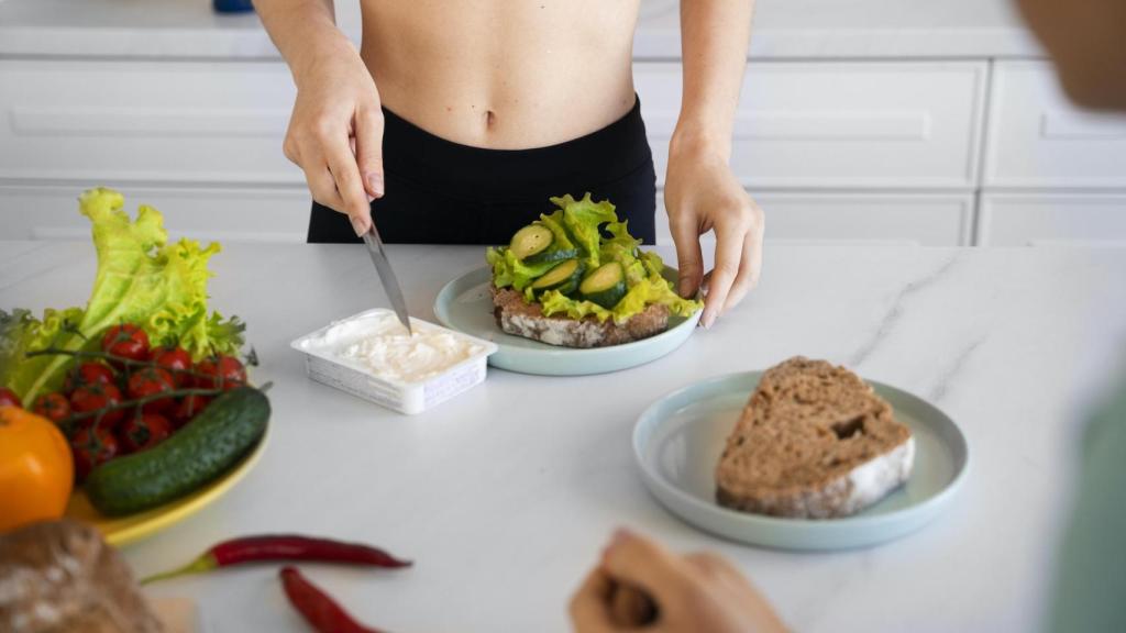 Una mujer come saludable para mantenerse en forma