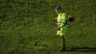 Un trabajador de Enviser trabaja en el mantenimiento de un jardín
