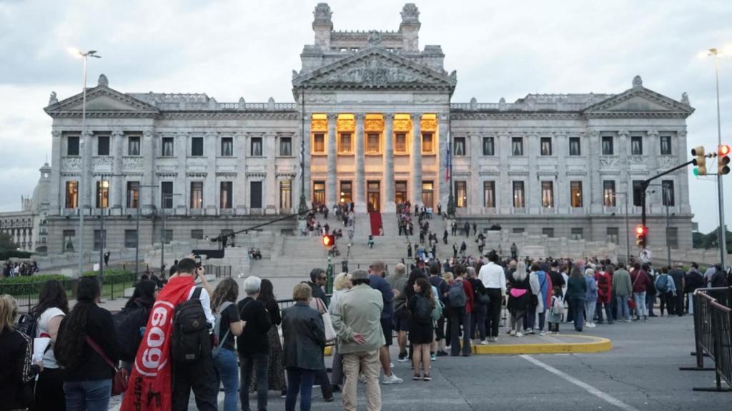 Fila en el Palacio Legislativo para decir adiós a Pepe Mujica