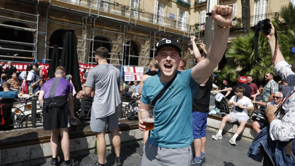 Aficionados del Manchester United se divierten en los bares de Bilbao la víspera de la final de la Europa League