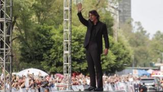 Tom Cruise saluda este martes durante el estreno de 'Misión Imposible: la sentencia final', en México