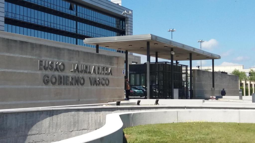 Entrada del edificio del Gobierno vasco en Lakua / EP