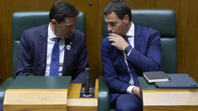 El lehendakari, Imanol Pradales, junto al consejero de Hacienda, Noël d´Anjou