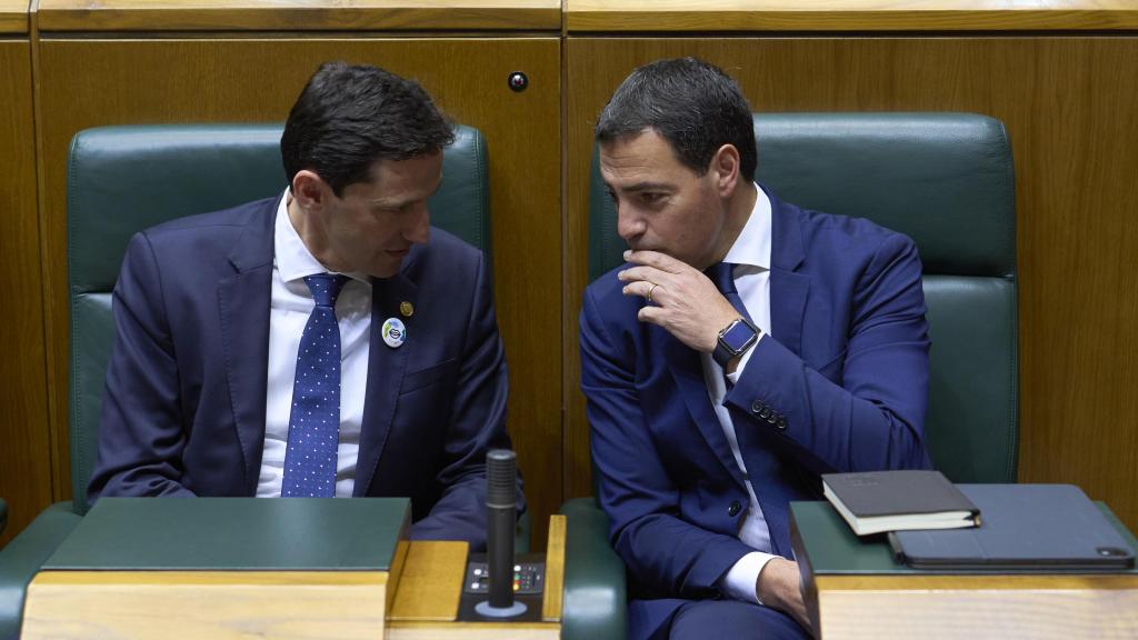 El lehendakari, Imanol Pradales, junto al consejero de Hacienda, Noël d´Anjou