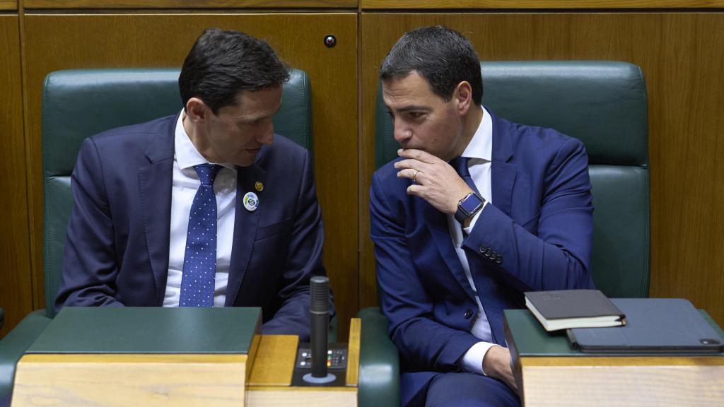 El lehendakari, Imanol Pradales, junto al consejero de Hacienda, Noël d´Anjou