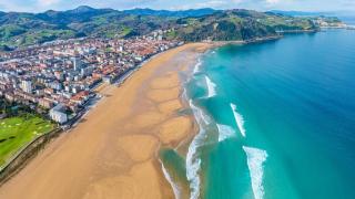 El mejor pueblo de Euskadi para tener casa en la playa, según la IA: "Tiene la playa más larga del territorio vasco"