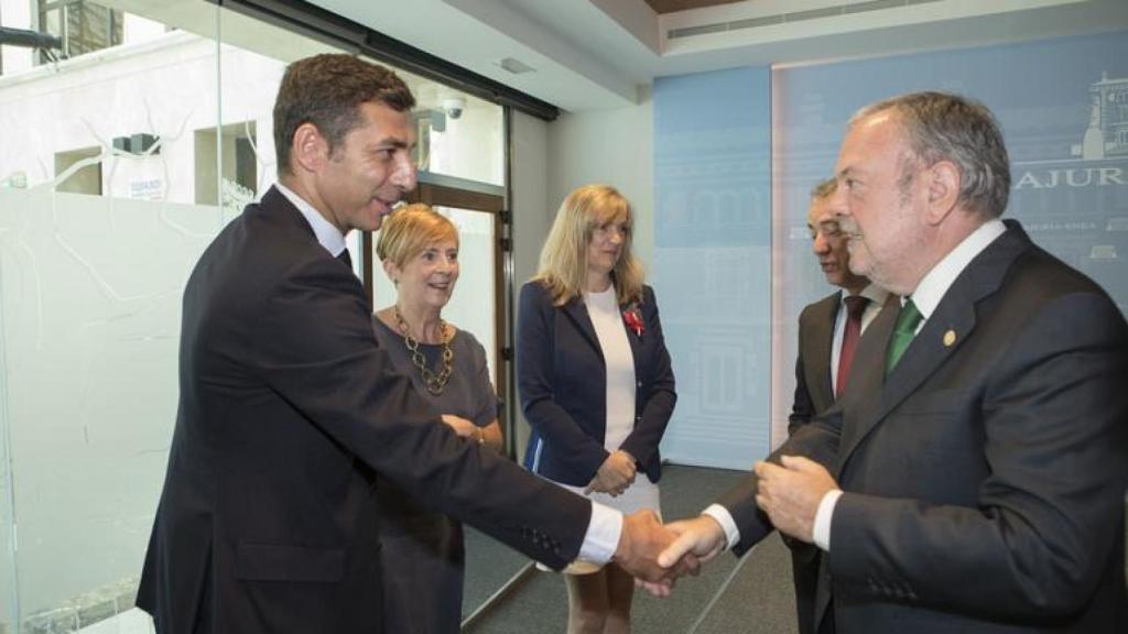 Javier Arana, de ABE Capital, saluda al exconsejero Pedro Azpiazu