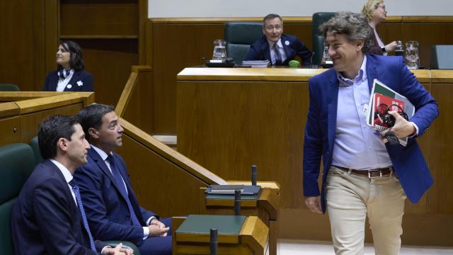 El secretario general del PSE-EE, Eneko Andueza, saluda al lehendakari, Imanol Pradales, al consejero de Hacienda, Noël d´Anjou