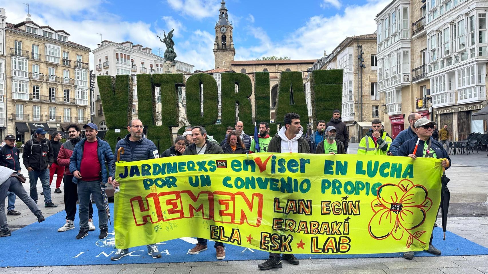 Los jardineros de Enviser se manifiestan frente a la escultura vegetal como símbolo de 'Green Capital' a 22 de mayo de 2025