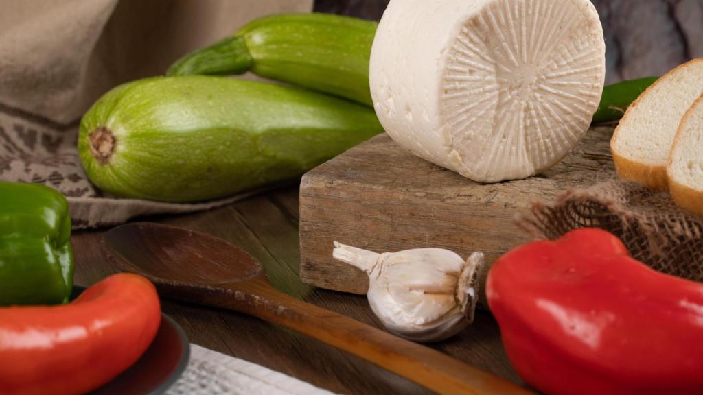 Una serie de productos, desde el calabacín hasta el queso, ajo y pimientos.