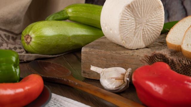 Una serie de productos, desde el calabacín hasta el queso, ajo y pimientos.