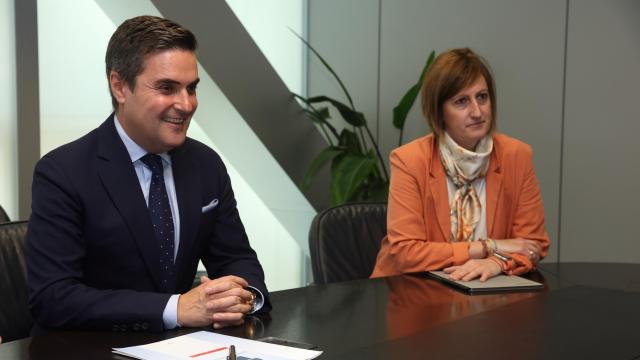 El consejero de Industria, Transición Energética y Sostenibilidad, Mikel Jauregi, y la presidenta de Konfekoop, Rosa Lavín.