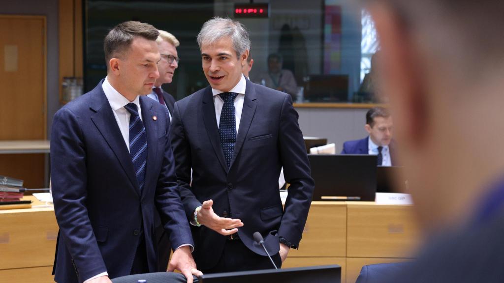 El ministro de Asuntos Europeos de Polonia, Adam Szlapka, junto al secretario de Estado de España para la UE, Fernando Sampedro, este martes en Bruselas.
