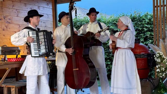 Bela-blanco en esloveno- podría hacer referencia al color de los trajes típicos de la región eslovena de Bela Krajina o Carniola Blanca, como también es conocida